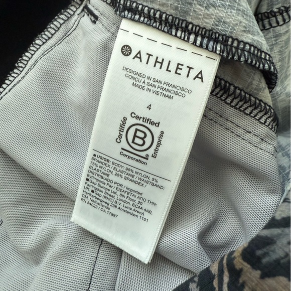 Athleta Trekkie North Shorts Kinetic Abstract Black Size 4 - Picture 6 of 8